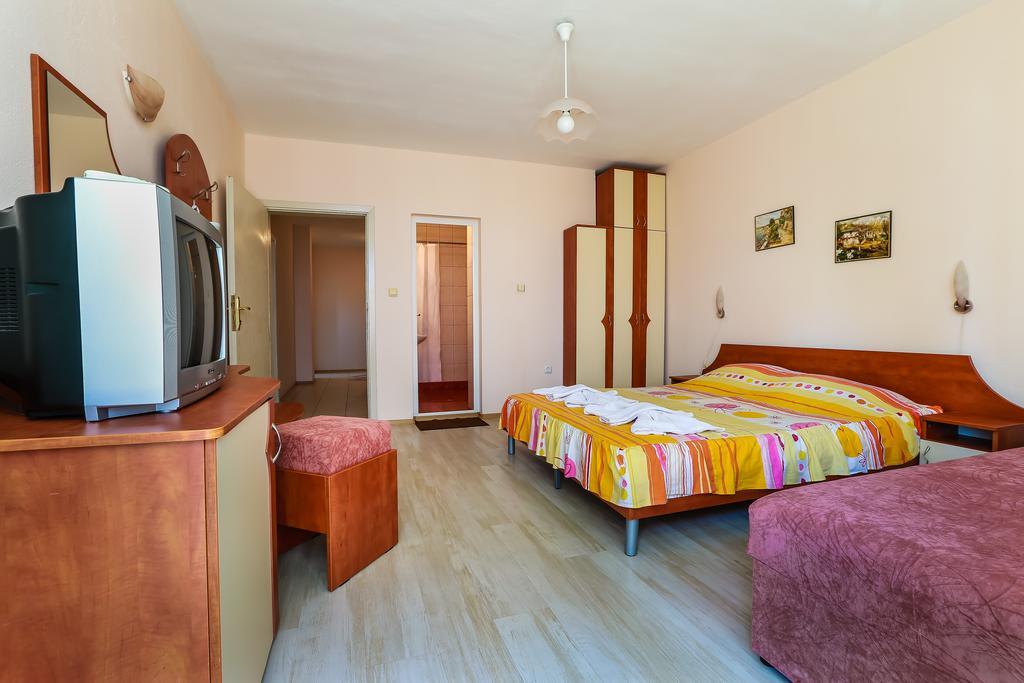 Guest House ,, Ekaterina" Nesebar Esterno foto